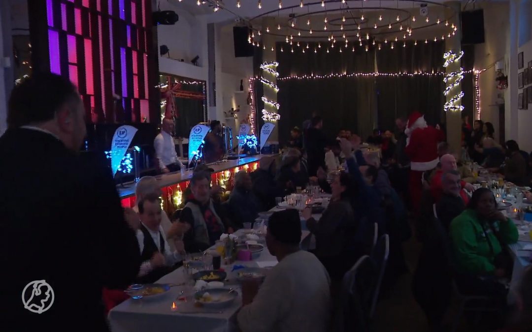 Ruim honderd Rotterdamse daklozen krijgen toch kerstdiner: ‘Anders was ik vanavond alleen geweest’
