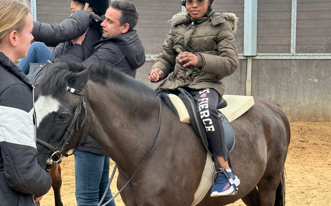 Op klassenuitje naar de manege.